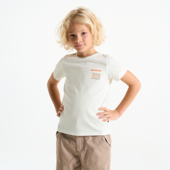 تي شيرت بأكمام قصيرة باللون الأبيض للأولاد.